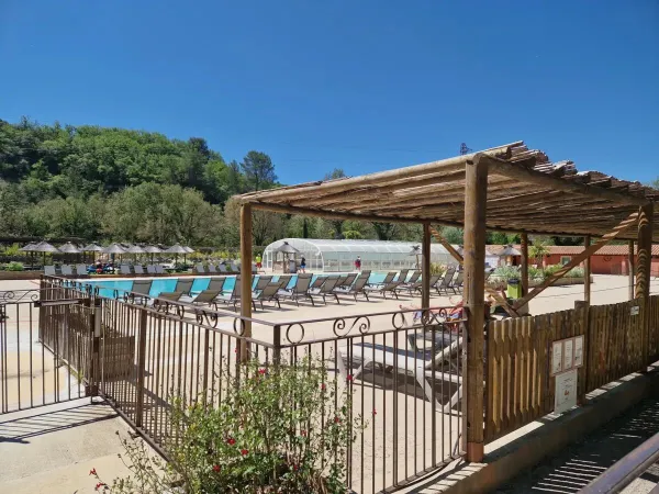 Swimming pool with sunbeds at Roan campsite Verdon Parc.