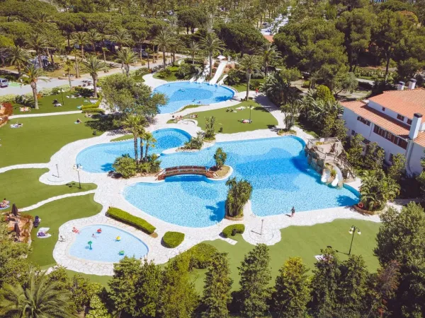 Overview pool and paddling pool at Roan camping Playa Montroig.