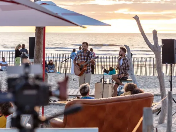 Entertainment in the evening sun on the beach at Roan camping Atlantic Club Montalivet