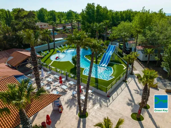 Swimming pool and terrace at Roan camping Les Sablines.